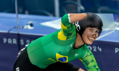 Sabrina Custódia vibra após completar a prova de resistência do paraciclismo estrada nas Paralimpíadas de Paris-2024