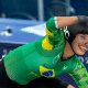 Sabrina Custódia vibra após completar a prova de resistência do paraciclismo estrada nas Paralimpíadas de Paris-2024