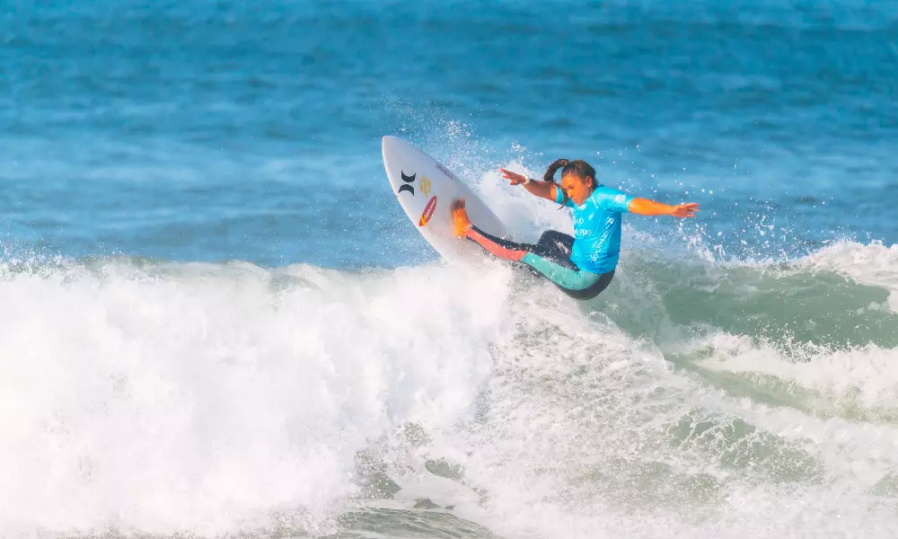 Tainá Hinckel em ação no Challenger Series de Ericeira, do Circuito Mundial de Surfe