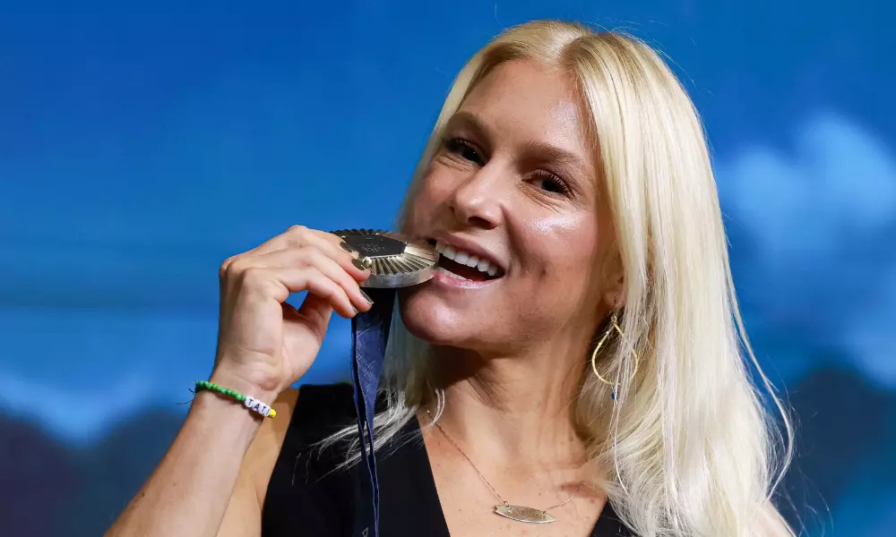 Tati Weston-Webb morde medalha de prata do surfe em Paris-2024; ela já pensa em Los Angeles-2028