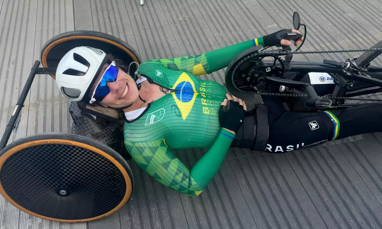 Jady Malavazzi após competição de ciclismo de estrada contrarrelógio nos Jogos Paralímpicos de Paris - Foto: Pedro Suaide