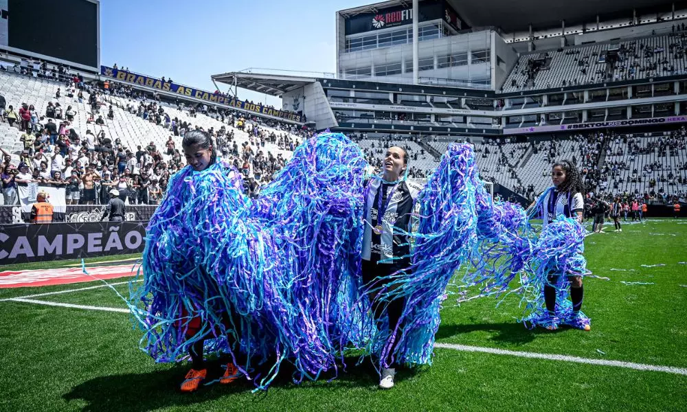Yasmin e Gabi Portilho cobertas com as fitas durante a festa pela conquista do título do Corinthians de campeão brasileiro