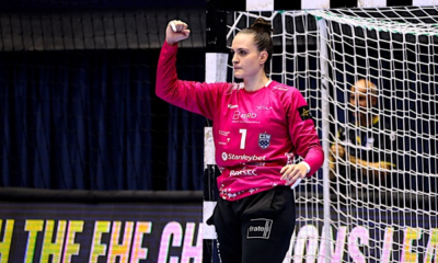 Gabi Moreschi comemora defesa em jogo do CSM Bucaresti na Champions League de handebol feminino liga da romênia de handebol feminino