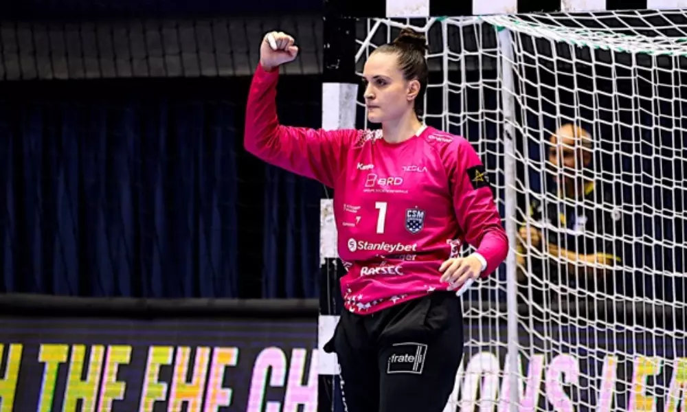 Gabi Moreschi comemora defesa em jogo do CSM Bucaresti na Champions League de handebol feminino liga da romênia de handebol feminino