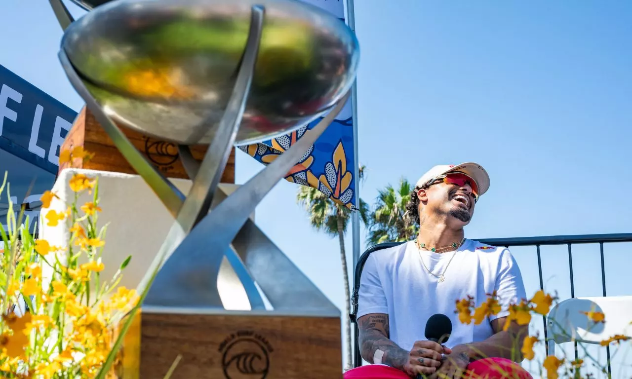 Italo Ferreira surfe WSL Finals Trestles troféu