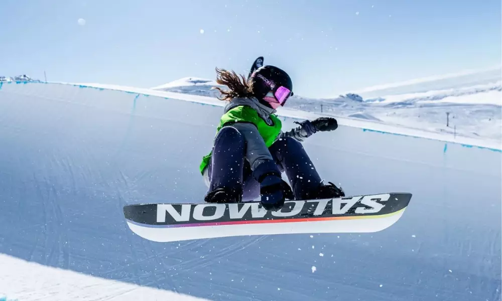Priscila Cid em competição de snowboard halfpipe na Nova Zelândia