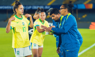 Rosana Augusto dá instrução para jogadora em partida do Brasil na Copa do Mundo sub-20 de futebol feminino