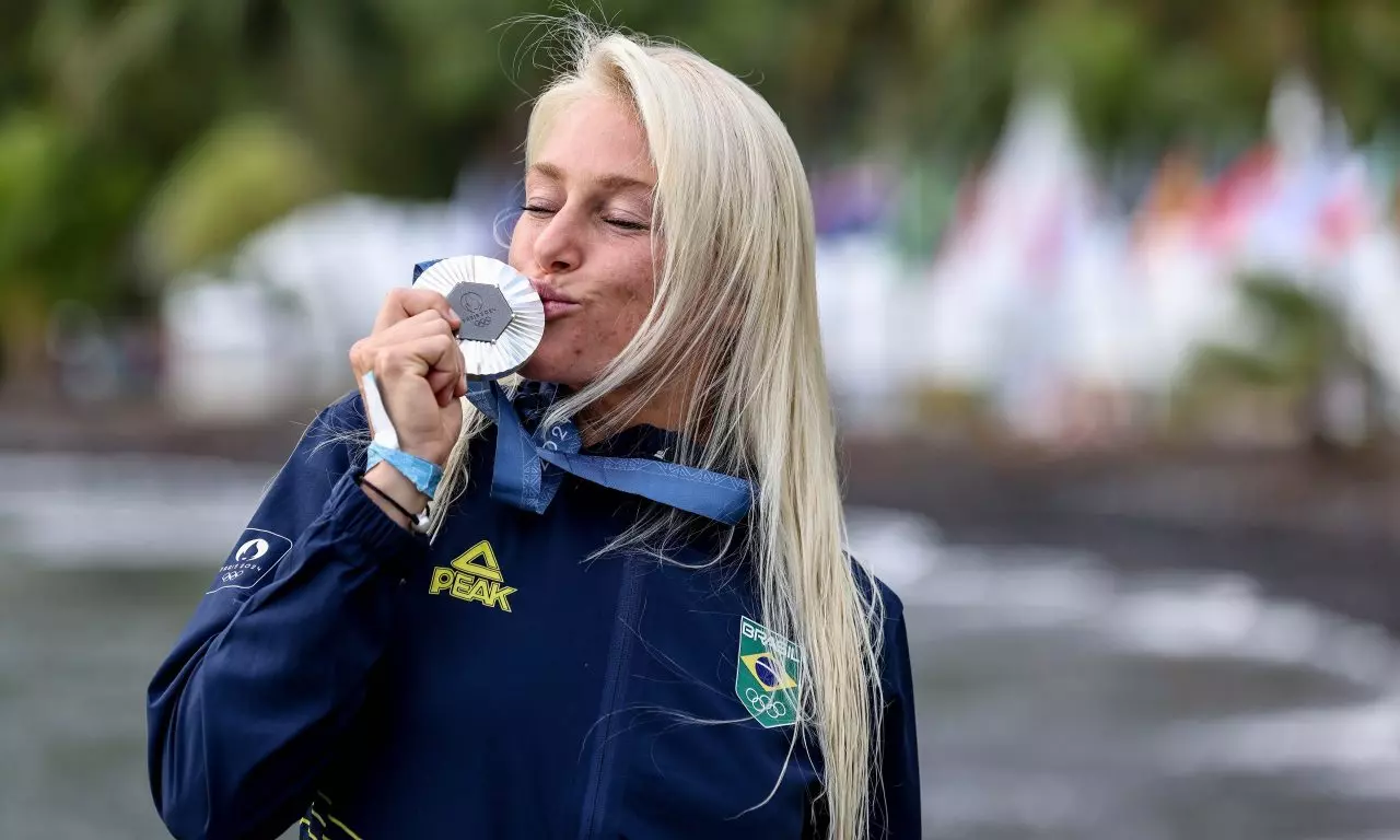 Tatiana Weston-Webb surfe WSL Finals Paris 2024 medalha de prata