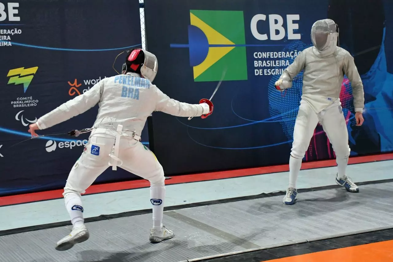 Bruno Pekelman (à esquerda) e Matheus Becker na final do sabre masculino em Belo Horizonte (Foto: Rosele Sanchotene/CBE)