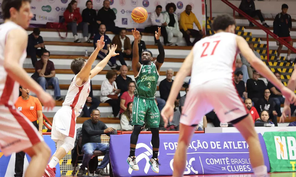 Brite arremessa enquanto é marcado por Crescenzi em duelo entre Paulistano e Bauru no NBB, onde assistir, playoffs