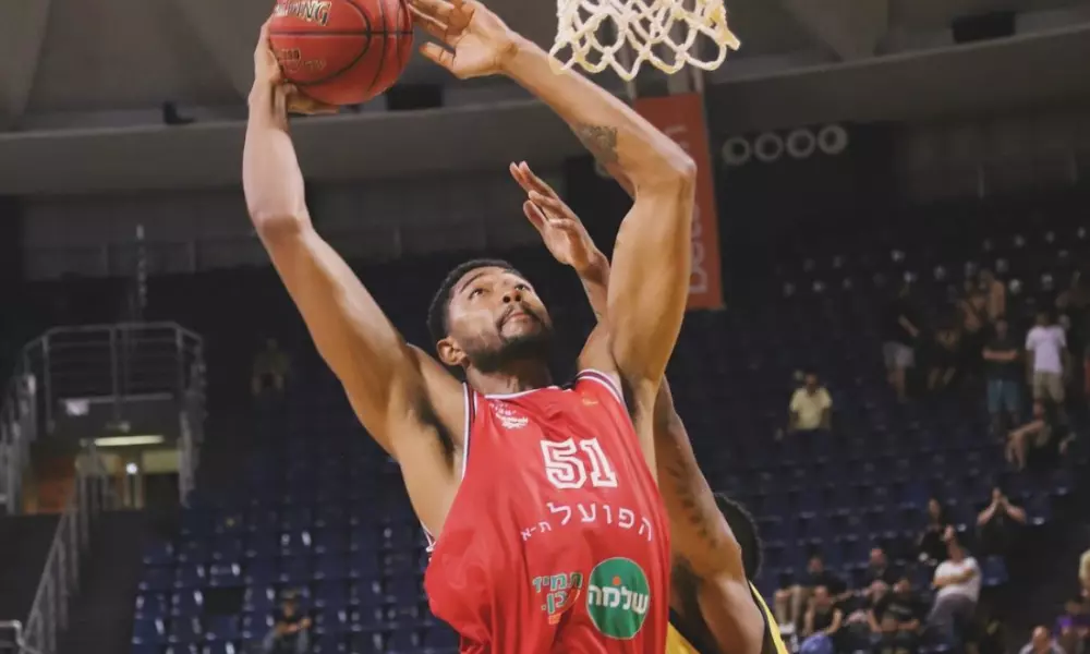 Bruno Caboclo faz bandeja em duelo do Hapoel Tel Aviv com o Gran Canaria na Eurocup