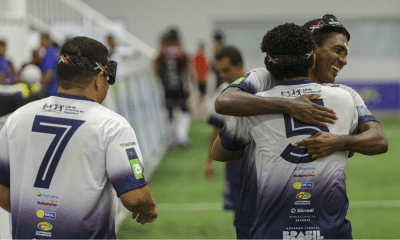 Ezequiel é abraçado por Jonatas Macena, que está de costas para a imagem e traz o número 7 na camisa. Ao lado deles, Liwisgton se aproxima. Fotos: Taba Benedicto/ CBDV.