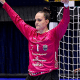 Gabi Moreschi comemora defesa em jogo do CSM Bucareste na Champions League de handebol feminino Romênia