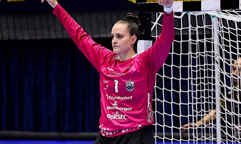 Gabi Moreschi comemora defesa em jogo do CSM Bucareste na Champions League de handebol feminino Romênia