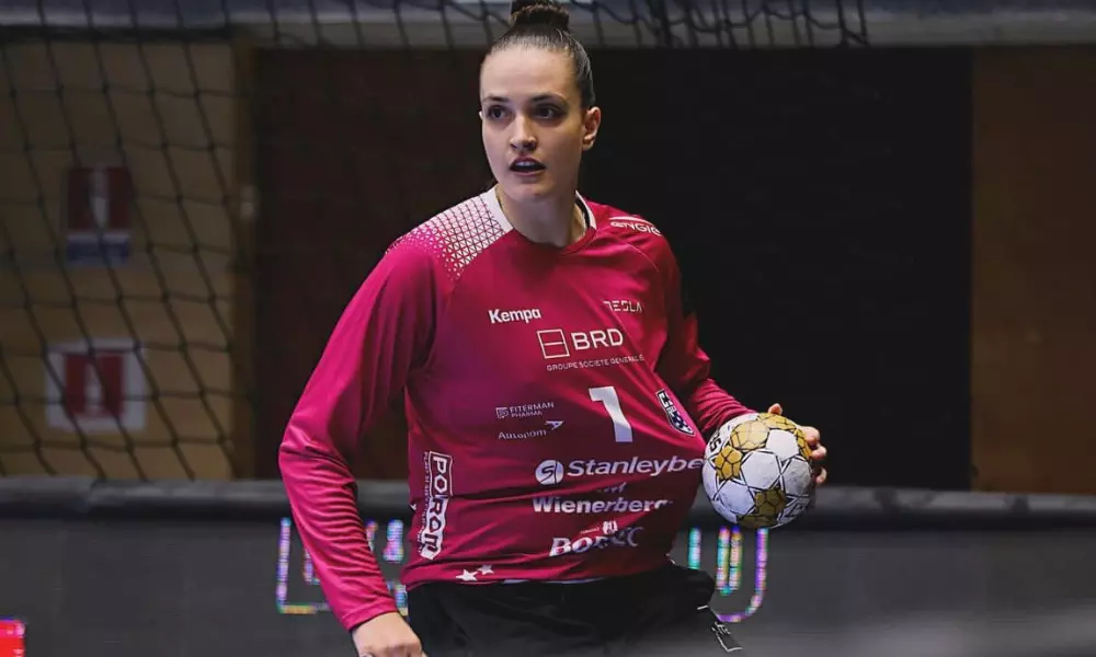 Gabi Moreschi em ação pelo CSM București (Foto: Raluca Malnasi Photo)