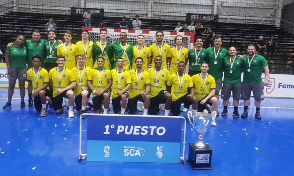 Seleção brasileira com a taça do último Sul-Centro Americano Júnior de handebol masculino, em 2022 (Divulgação/CBHb)