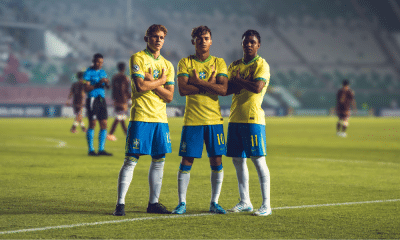 Dell, Tiago e Wesley Natã na comemoração de um dos gols do Brasil na estreia do Sul-Americano Sub-16 (Fabio Souza/CBF)