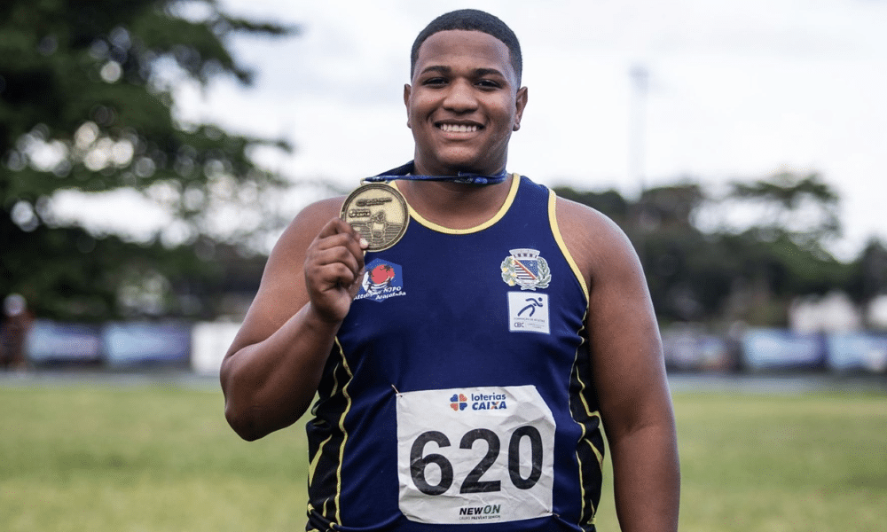 Alessandro Borges com a medalha de ouro no Brasileiro Sub-18 (Gustavo Alves/CBAt)