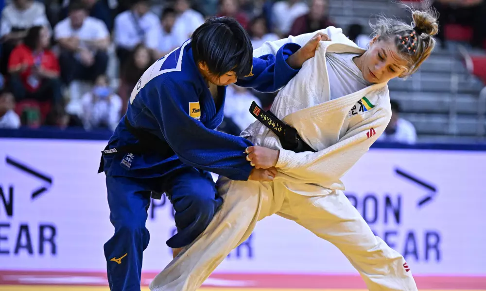 Rafaela Rodrigues lutando  contra atleta japonesa no Mundial Júnior de judô