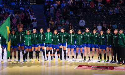 Seleção brasileira de handebol feminino no jogo entre Brasil e Romênia no