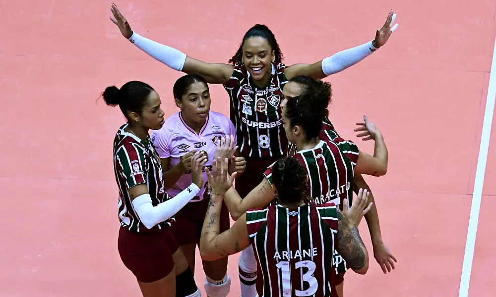 Jogadoras do Fluminense comemoram ponto contra o Abel Moda Brusque na Superliga Feminina de vôlei