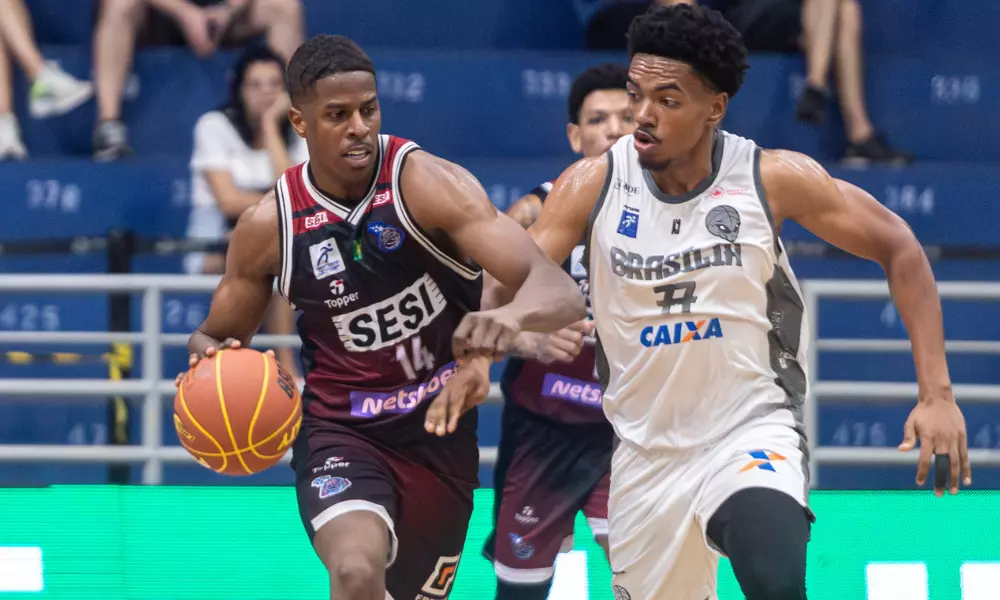 Georginho de Paula conduz a bola no jogo entre Sesi Franca e Brasília no NBB