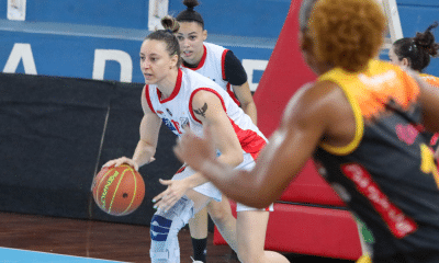 Leila conduz a bola no jogo entre Ituano e Campinas no Paulista de basquete feminino