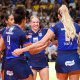 Atletas do Minas comemoram ponto sobre o Praia Clube na Supercopa do Brasil de vôlei feminino