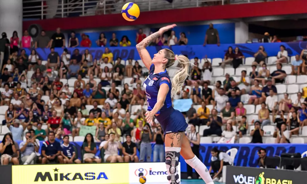 Thaisa na Supercopa do Brasil. Ela salta para sacar no jogo entre Minas e Praia