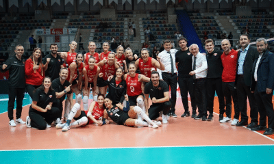Julia Bergmann e atletas do THY comemoram vitória na Liga Turca de vôlei