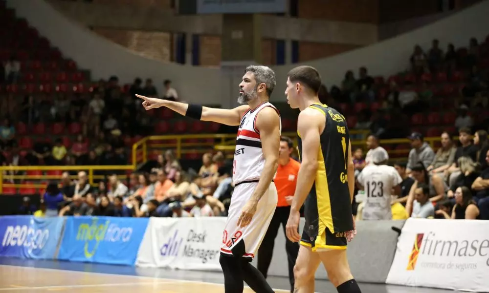 André Góes completou 500 jogos no NBB, mas o São Paulo foi derrotado pelo Mogi e perdeu a invencibilidade na temporada