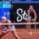 Bia Haddad Maia e Carol Meligeni no jogo contra as Argentinas nos playoffs da Billie Jean King Cup