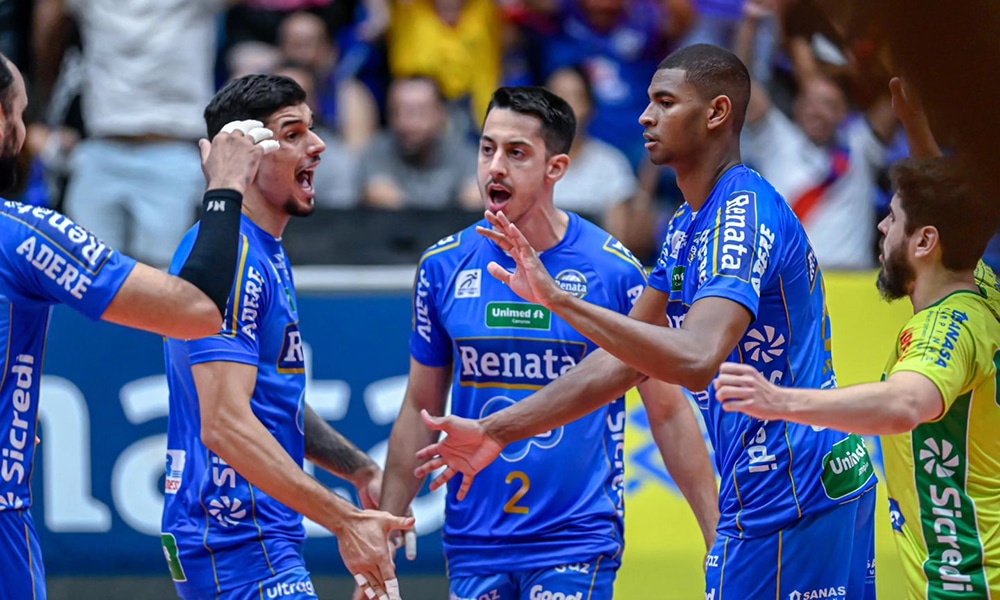 Na imagem, Vôlei Renata Campinas comemorando um dos pontos da vitória contra o São José, pela Superliga.