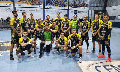 Jogadores do Handebol Taubaté celebrando vitória no Super Paulistão (Reprodução/Instagram/@handeboltaubate)
