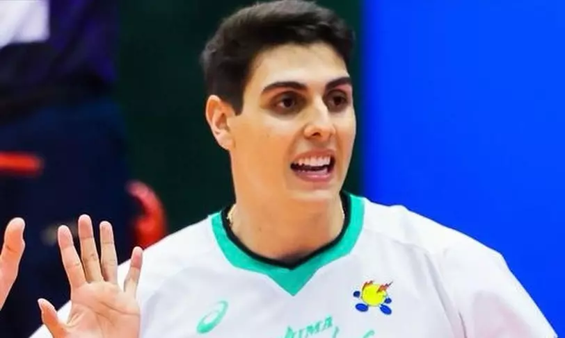 Na imagem, o oposto Felipe Roque comemorando com seus companheiros do Hiroshima liga do Japão de vôlei brasileiros