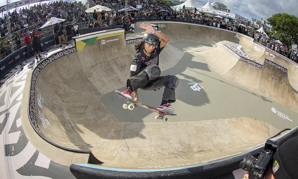 Na imagem, Isadora Pacheco, no STU, encaixando uma de suas manobras no bowl.