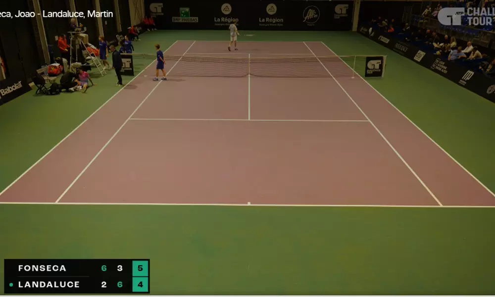 João Fonseca recebendo atendimento no Challenger de Lyon
