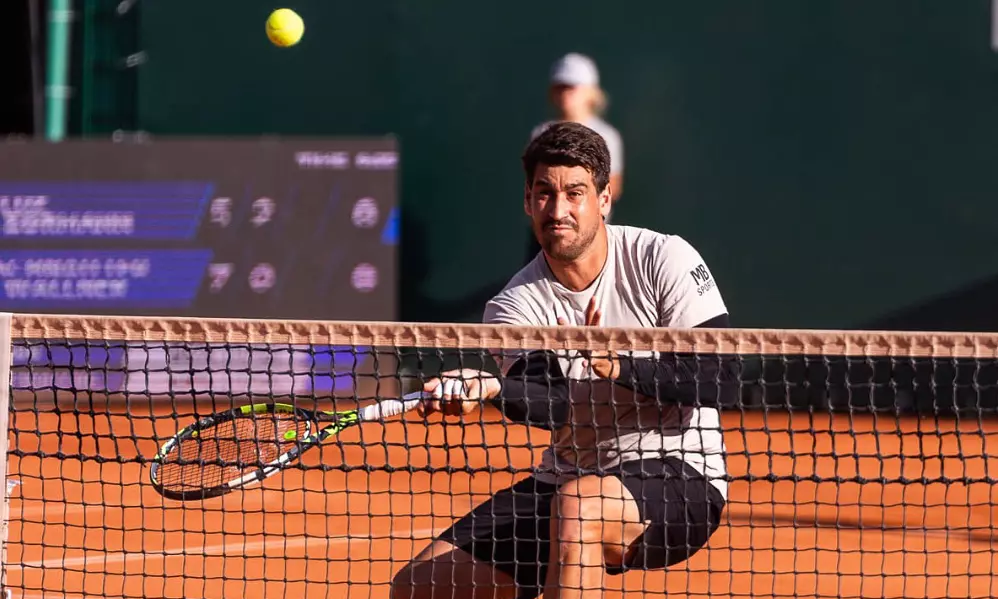 Na imagem, Orlando Luz próximo à rede após rebater a bolinha com uma deixada. Brasileiro foi campeão do Challenger de Múrcia, challenger, MADRI, MONTE CARLO, MONZA