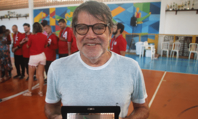 Paulo Sérgio posa durante Regional Sudeste 1 deste ano, no IBC, com uma placa de homenagem que recebeu da CBDV pelos serviços prestados ao goalball e ao movimento paralímpico. Foto: Renan Cacioli/ CBDV.