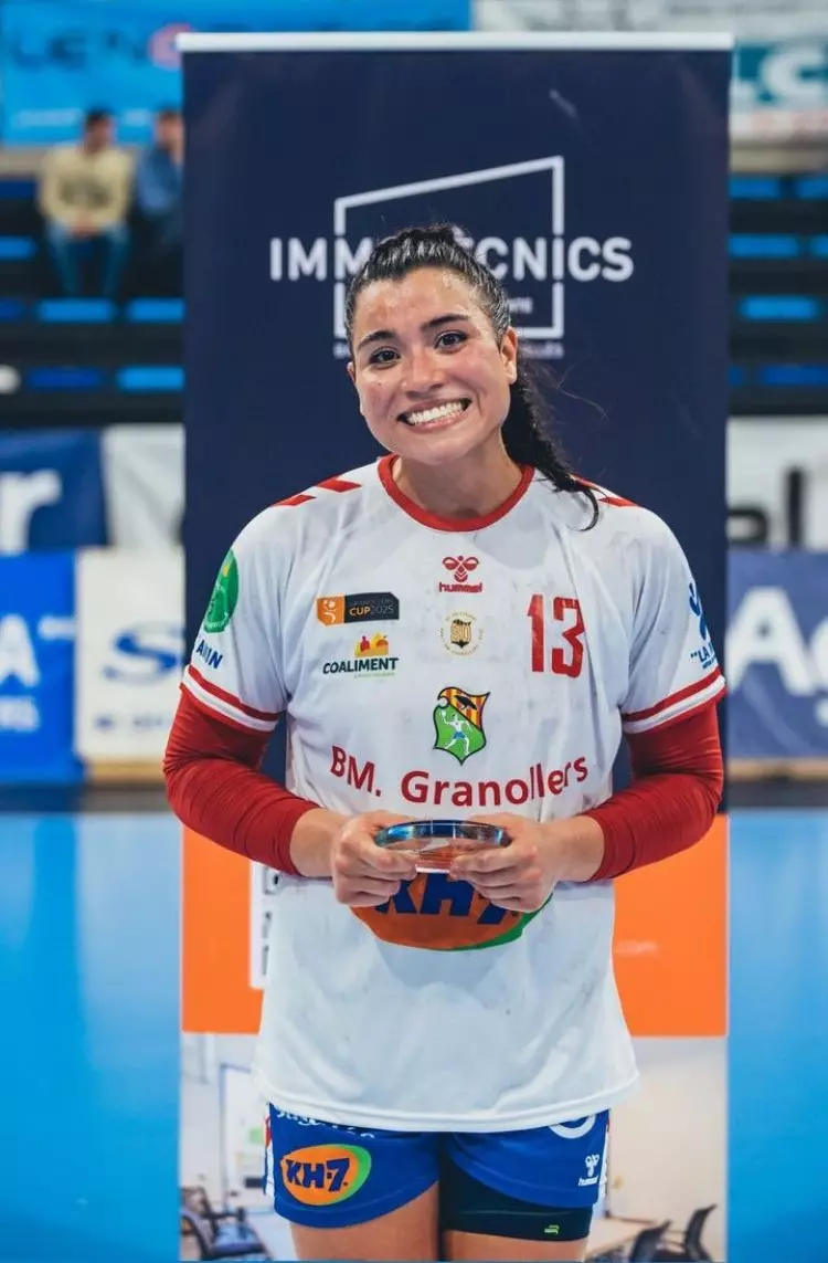 Giulia Guarieiro com o prêmio de melhor jogadora da partida pelo Campeonato Espanhol (Reprodução/Instagram/@bmgranollers)