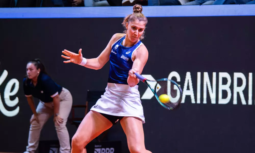 Bia Haddad Maia no jogo contra Argentina nos playoffs da Billie Jean King Cup