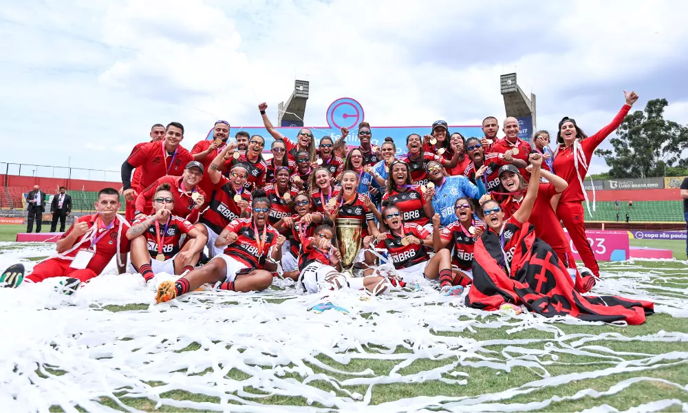 Jogadoras do Flamengo comemoram o título em 2023. Elas tentam o bi na Copinha Feminina 2024