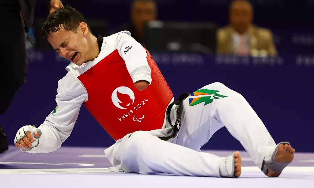 Nathan Torquato chora após se lesionar nos Jogos Paralímpicos de Paris. Atleta quer voltar ao pódio em Los Angeles-2028