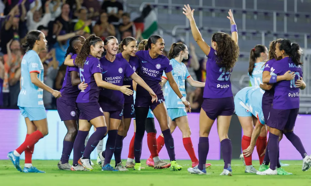Jogadoras do Orlando Pride comemoram gol no jogo contra Chicago Red Stars nas quartas da NWSL