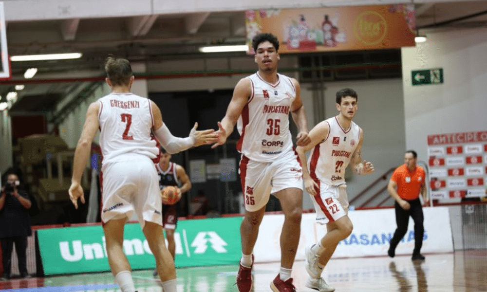 Jogadores do Paulistano comemoram vitória no NBB