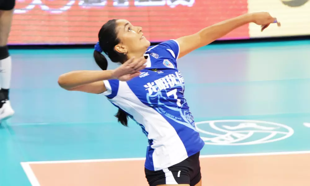 Tainara em jogo do Shanghai na Liga Chinesa de vôlei