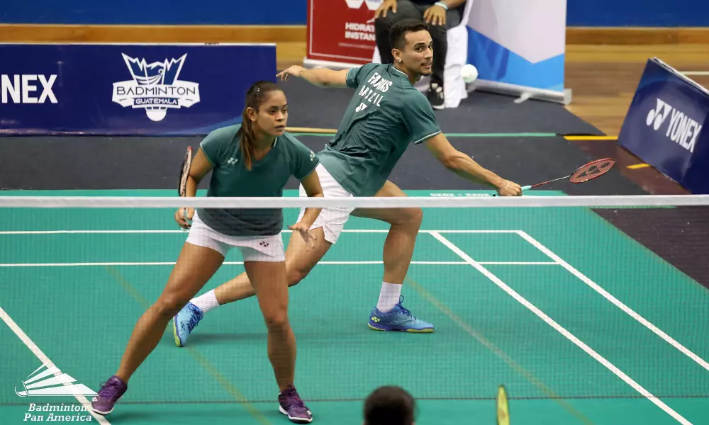 Fabricio Farias e Jaqueline Lima campeões das duplas mistas (Foto: Rodrigo Navarro/BPAC Badminton)