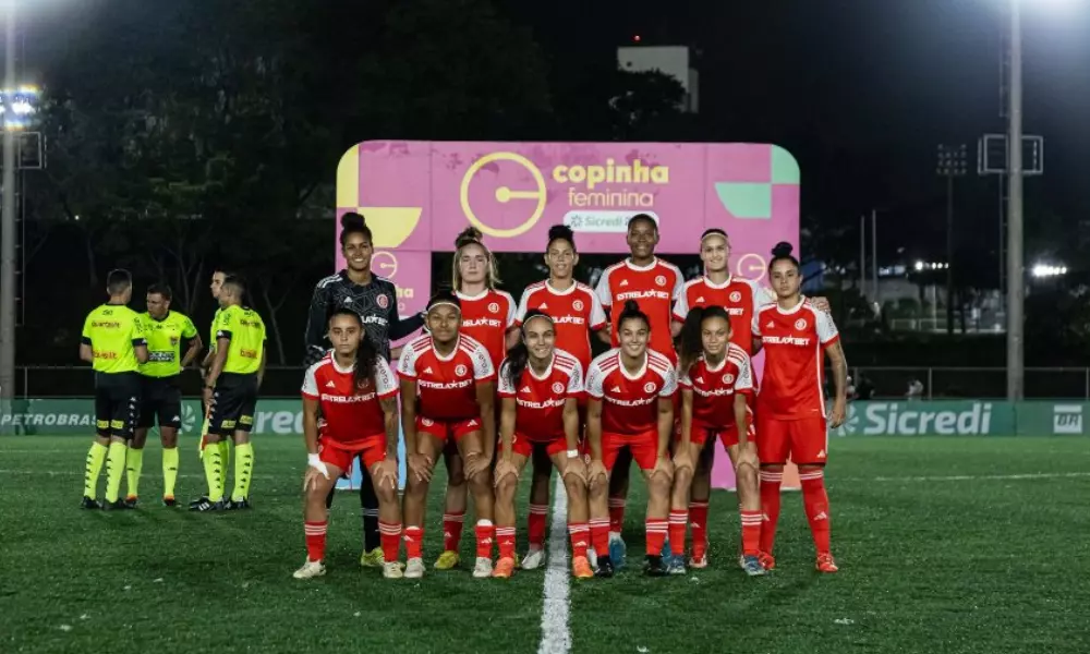 Jogadoras do Inter perfiladas antes do jogo contra o São Paulo pela Copinha (Reprodução/X/@GuriasColoradas)