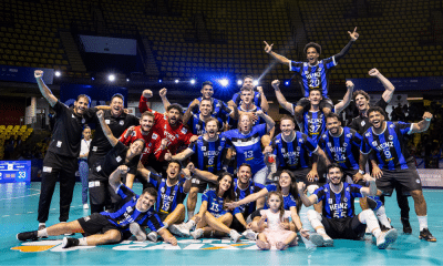 Equipe do Pinheiros celebrando o título da Liga Nacional de handebol (Bruno Ruas/CBHb)