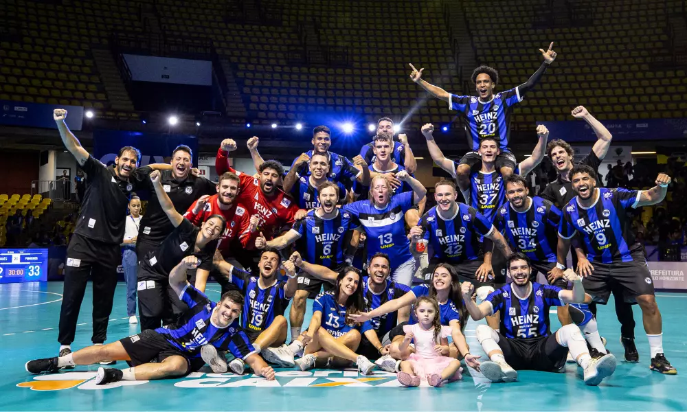 Equipe do Pinheiros celebrando o título da Liga Nacional de handebol (Bruno Ruas/CBHb)